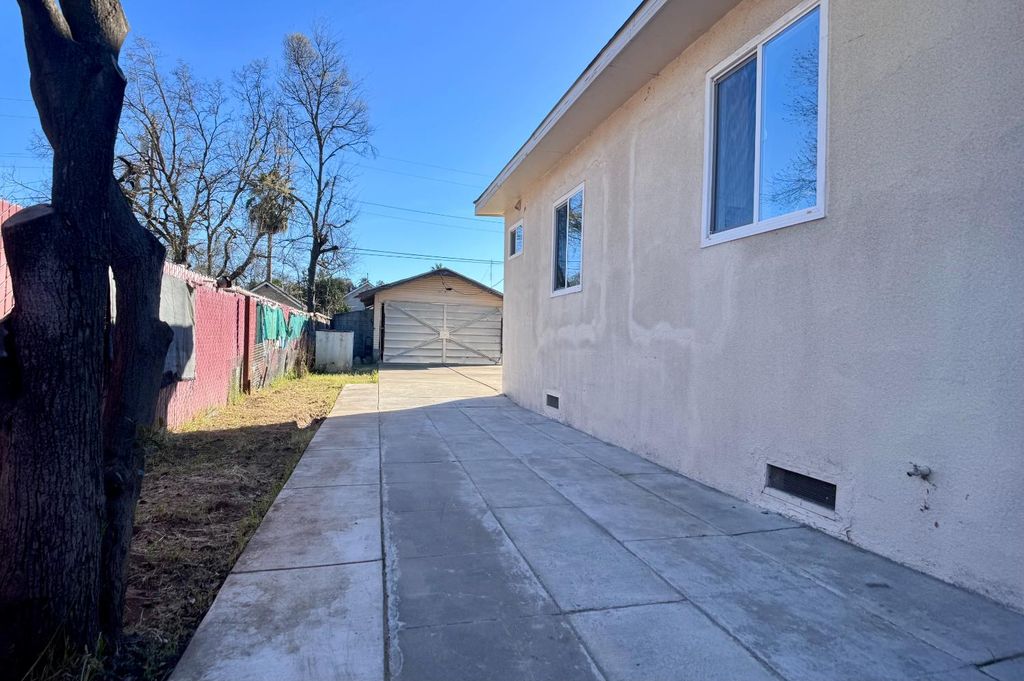 Image 31 of property listing at 416 E Tuolumne Street N, Fresno, CA 93706