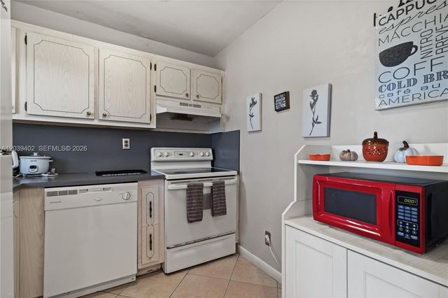 9281 Sunrise Lakes Boulevard 308, Sunrise, FL 33322
