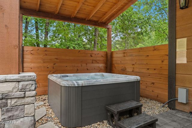 2215 Sawmill Cv Drive, Sevierville, TN 37862