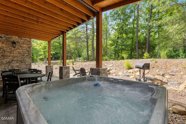 2215 Sawmill Cv Drive, Sevierville, TN 37862