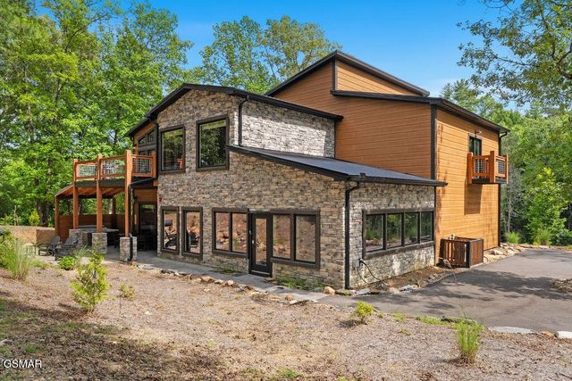 2215 Sawmill Cv Drive, Sevierville, TN 37862