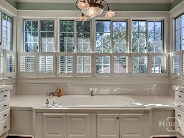 137 E 51st Street, Savannah, GA 31405