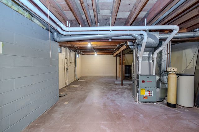 10066 NW 100th Place, Clive, IA 50325