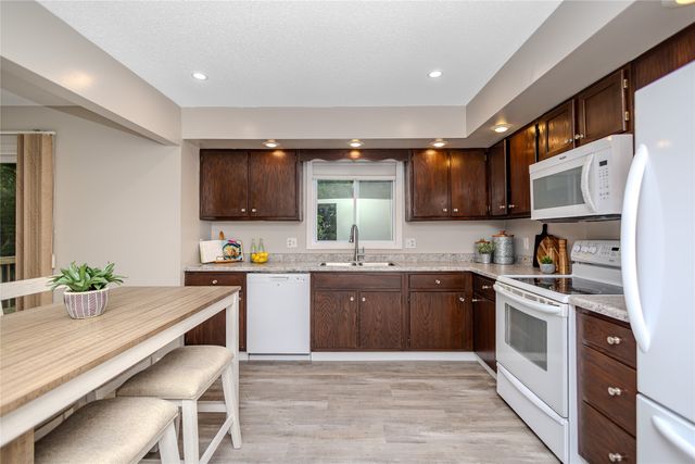 10066 NW 100th Place, Clive, IA 50325
