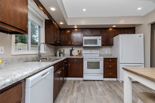 10066 NW 100th Place, Clive, IA 50325