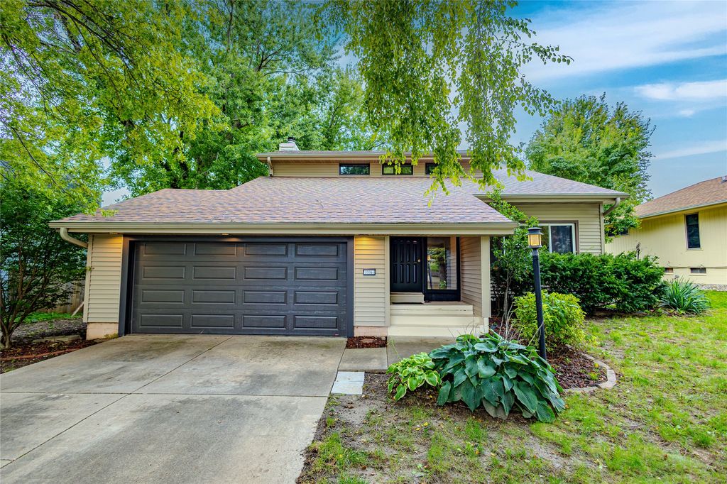 10066 NW 100th Place, Clive, IA 50325