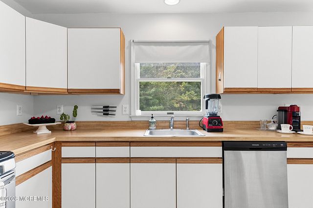 1 Launcelot Lane, Jamesburg, NJ 08831