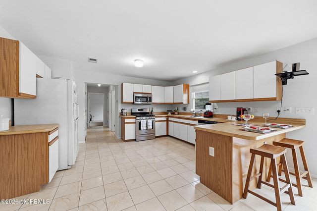 1 Launcelot Lane, Jamesburg, NJ 08831