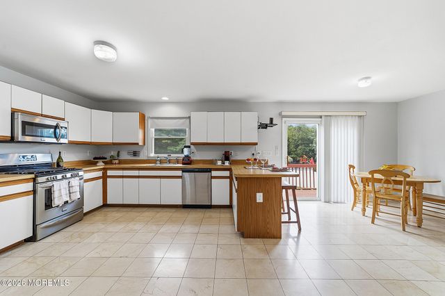1 Launcelot Lane, Jamesburg, NJ 08831