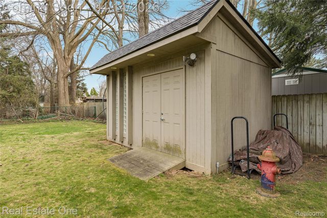 2110 Callie Drive, Commerce Charter Township, MI 48390