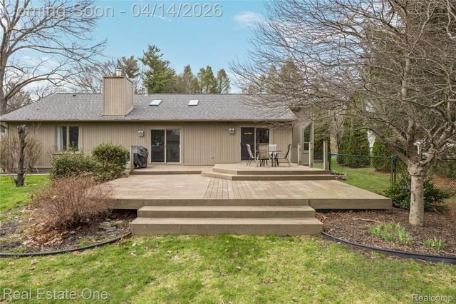 2110 Callie Drive, Commerce Charter Township, MI 48390
