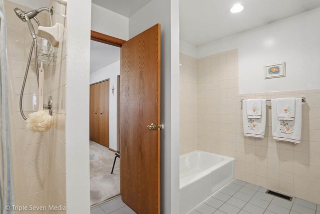 8640 Narragansett Avenue, Burbank, IL 60459