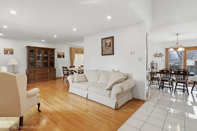 8640 Narragansett Avenue, Burbank, IL 60459