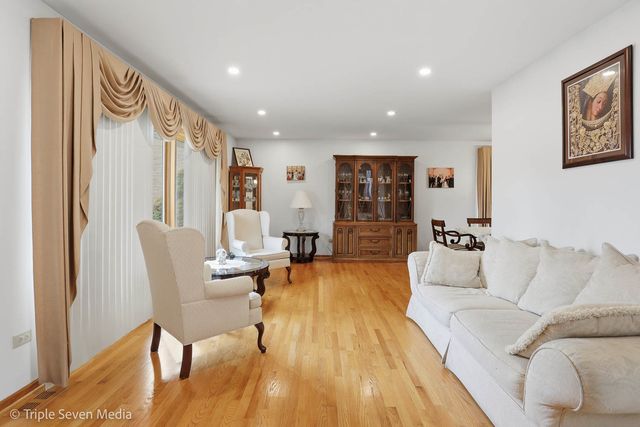 8640 Narragansett Avenue, Burbank, IL 60459