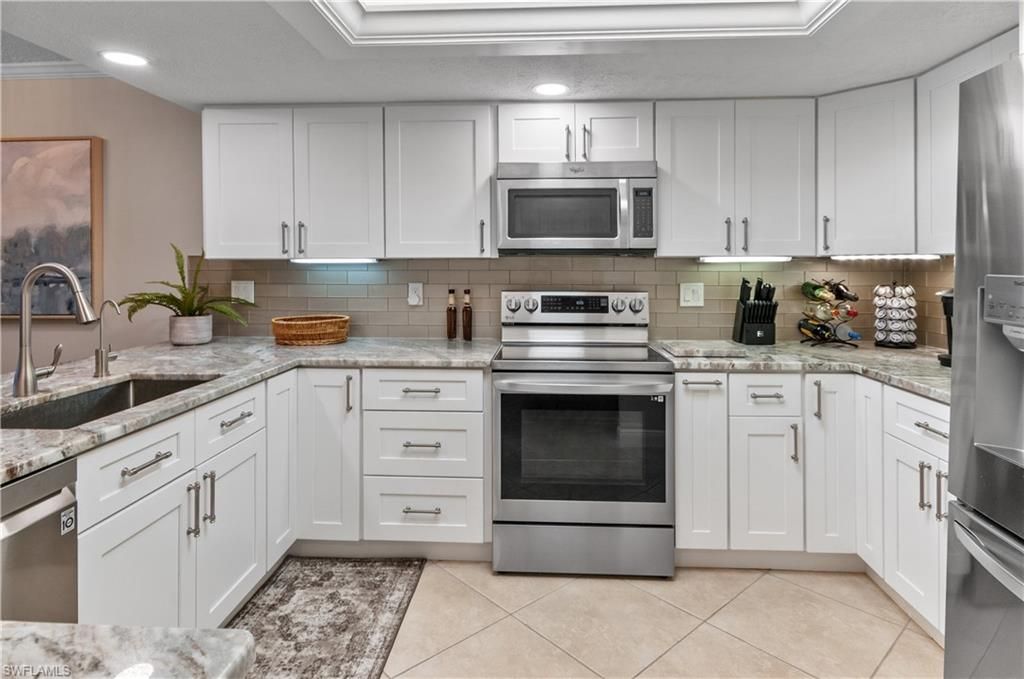 Image 14 of property listing at 4001 19th PL 2, Cape Coral, FL 33904