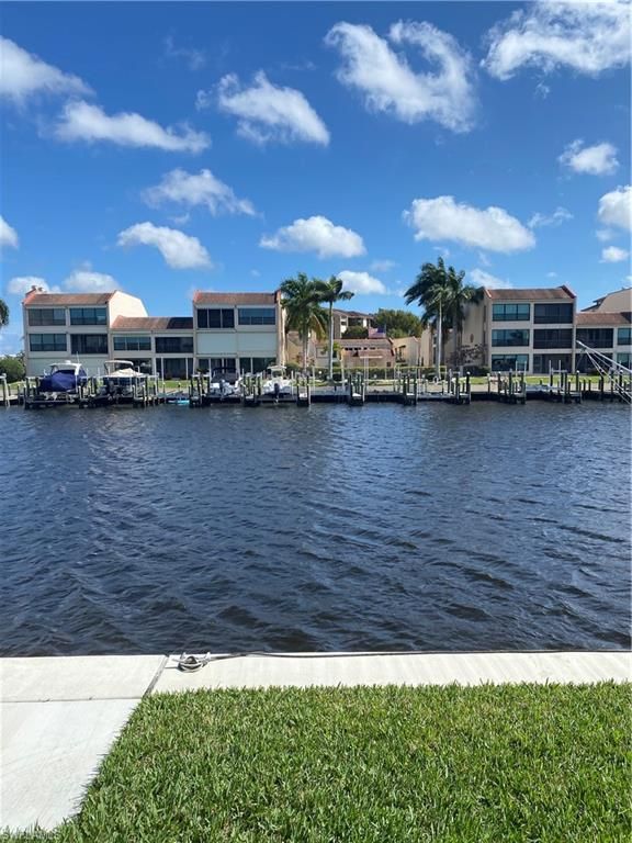 Image 17 of property listing at 4001 19th PL 2, Cape Coral, FL 33904