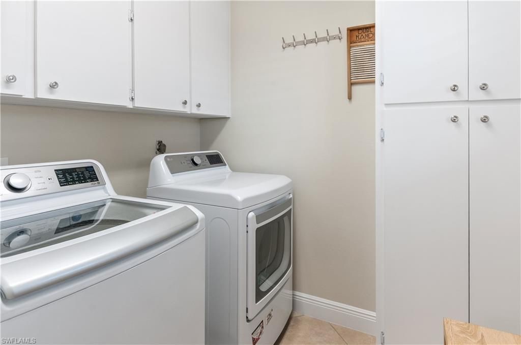 Image 18 of property listing at 4001 19th PL 2, Cape Coral, FL 33904