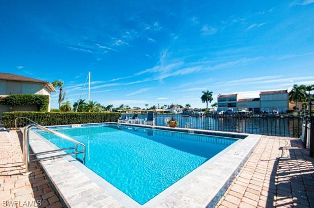 Image 32 of property listing at 4001 19th PL 2, Cape Coral, FL 33904