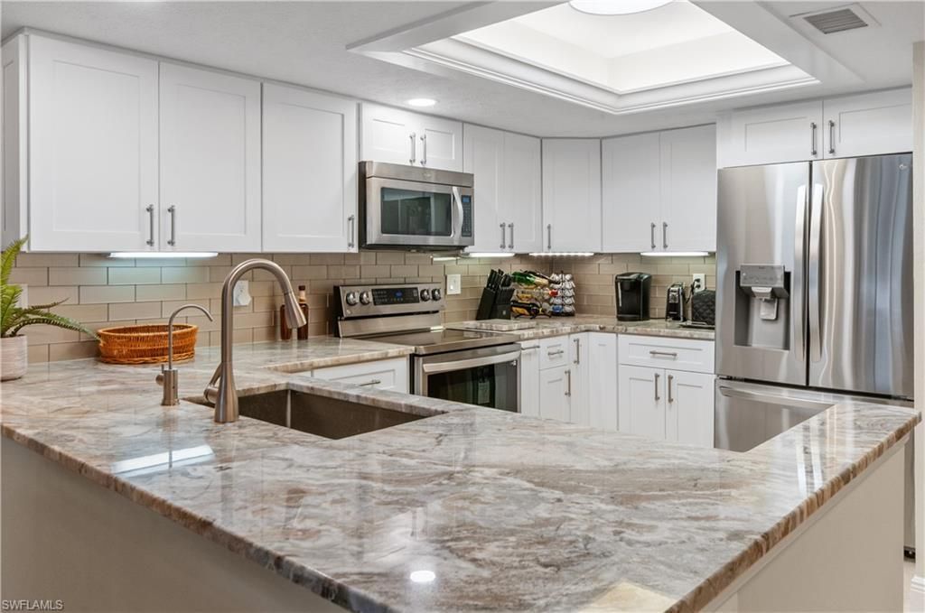 Image 7 of property listing at 4001 19th PL 2, Cape Coral, FL 33904