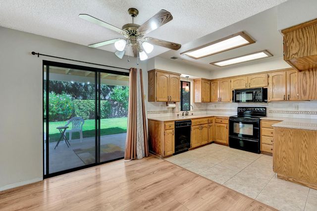 689 N Stanford Avenue, Clovis, CA 93611