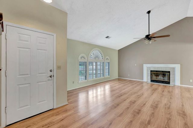 689 N Stanford Avenue, Clovis, CA 93611