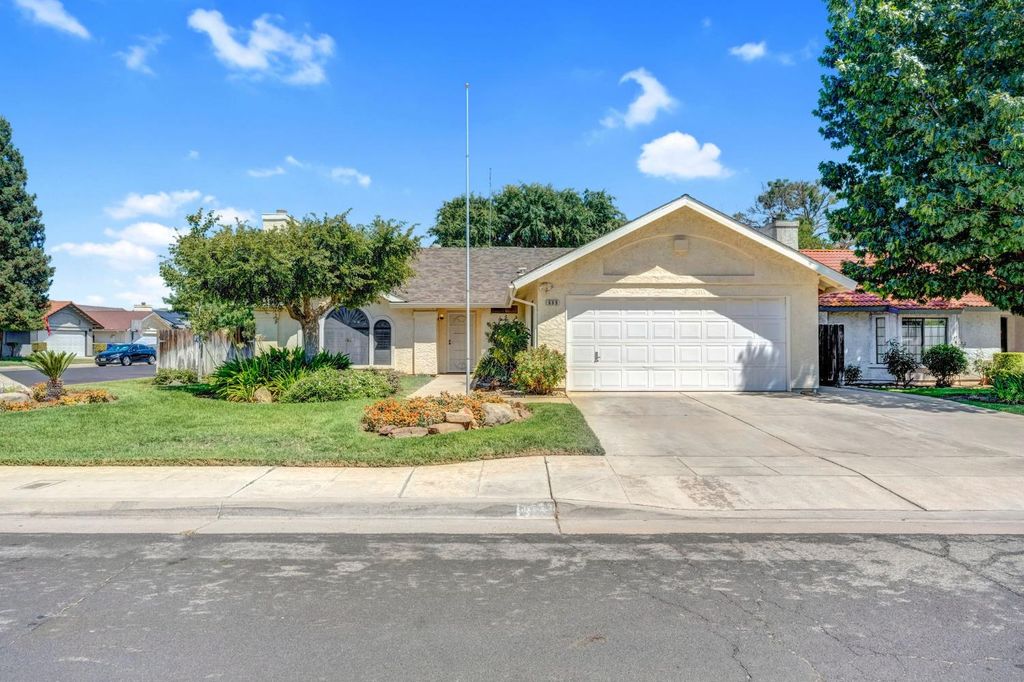 Image 1 of property listing at 689 N Stanford Avenue, Clovis, CA 93611