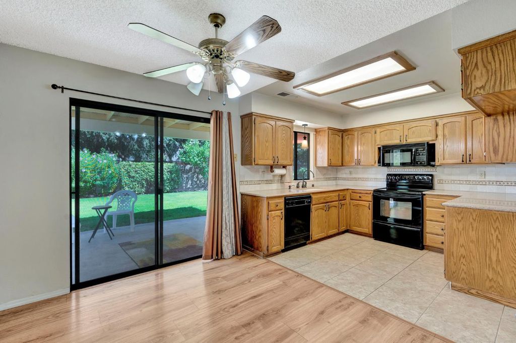 Image 10 of property listing at 689 N Stanford Avenue, Clovis, CA 93611