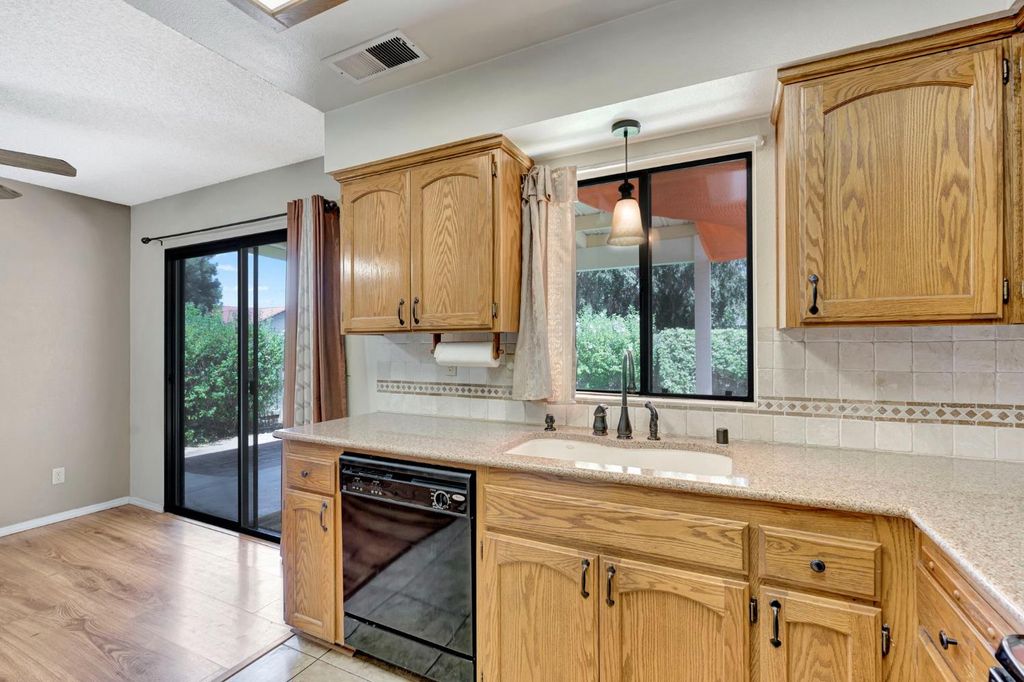 Image 11 of property listing at 689 N Stanford Avenue, Clovis, CA 93611