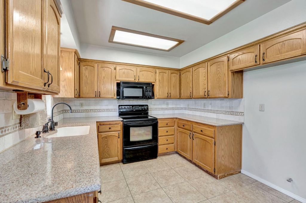 Image 12 of property listing at 689 N Stanford Avenue, Clovis, CA 93611