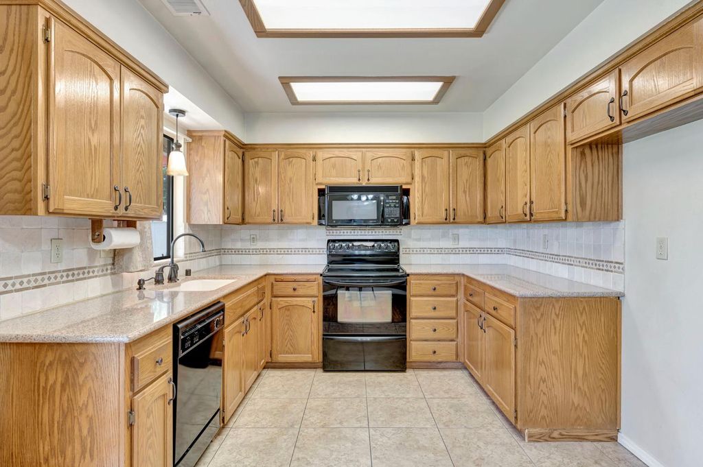 Image 13 of property listing at 689 N Stanford Avenue, Clovis, CA 93611