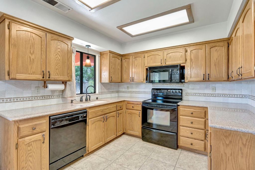 Image 14 of property listing at 689 N Stanford Avenue, Clovis, CA 93611