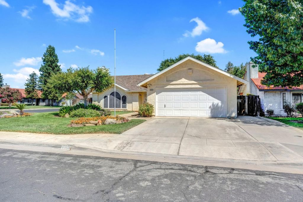 Image 2 of property listing at 689 N Stanford Avenue, Clovis, CA 93611