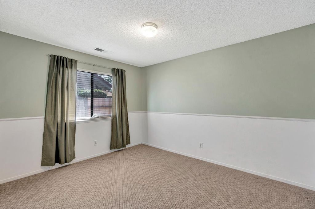 Image 20 of property listing at 689 N Stanford Avenue, Clovis, CA 93611