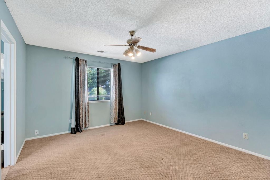 Image 22 of property listing at 689 N Stanford Avenue, Clovis, CA 93611