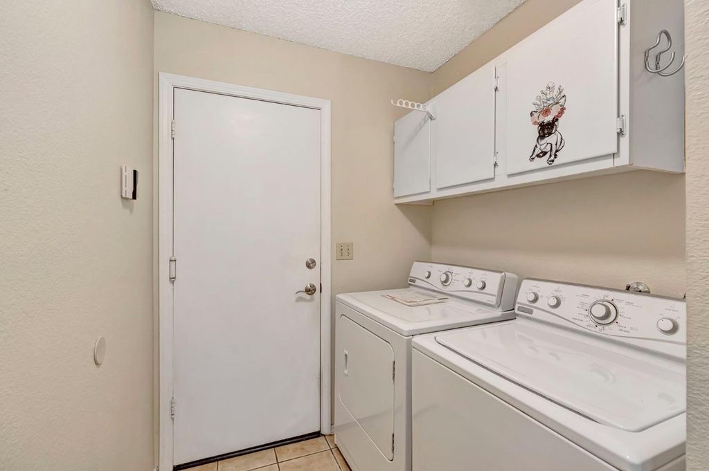 Image 24 of property listing at 689 N Stanford Avenue, Clovis, CA 93611