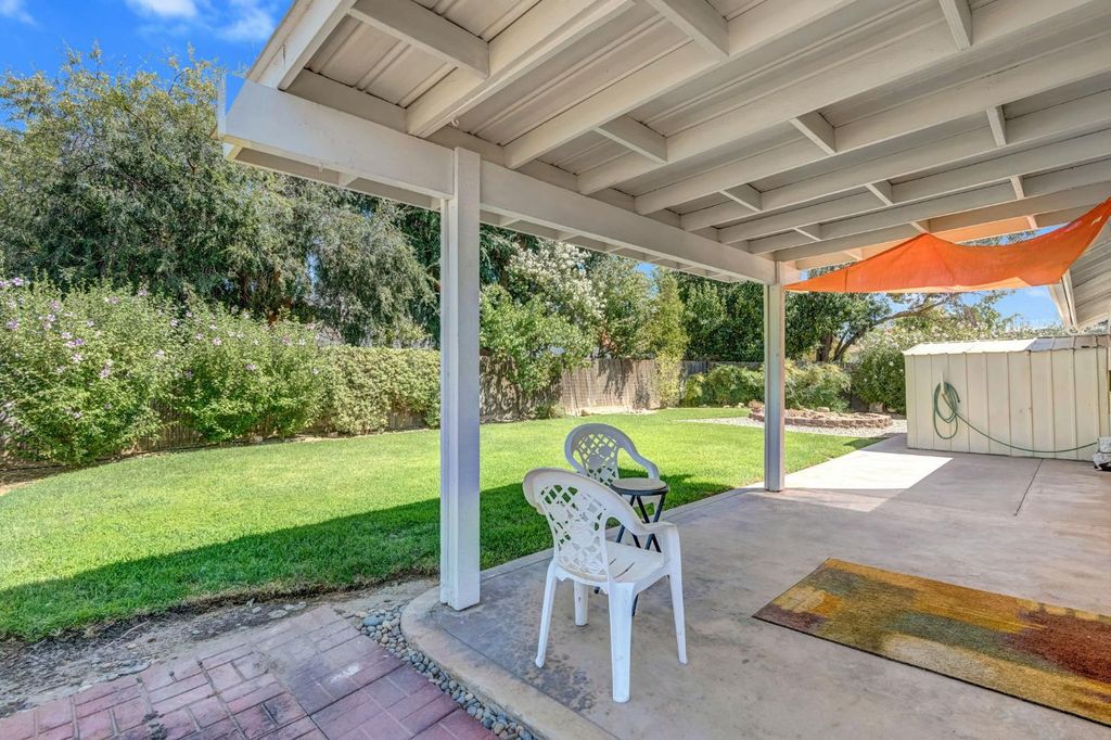 Image 25 of property listing at 689 N Stanford Avenue, Clovis, CA 93611
