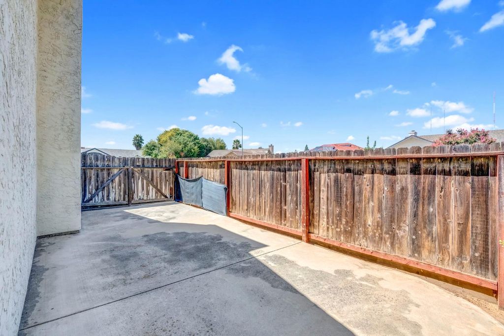 Image 26 of property listing at 689 N Stanford Avenue, Clovis, CA 93611