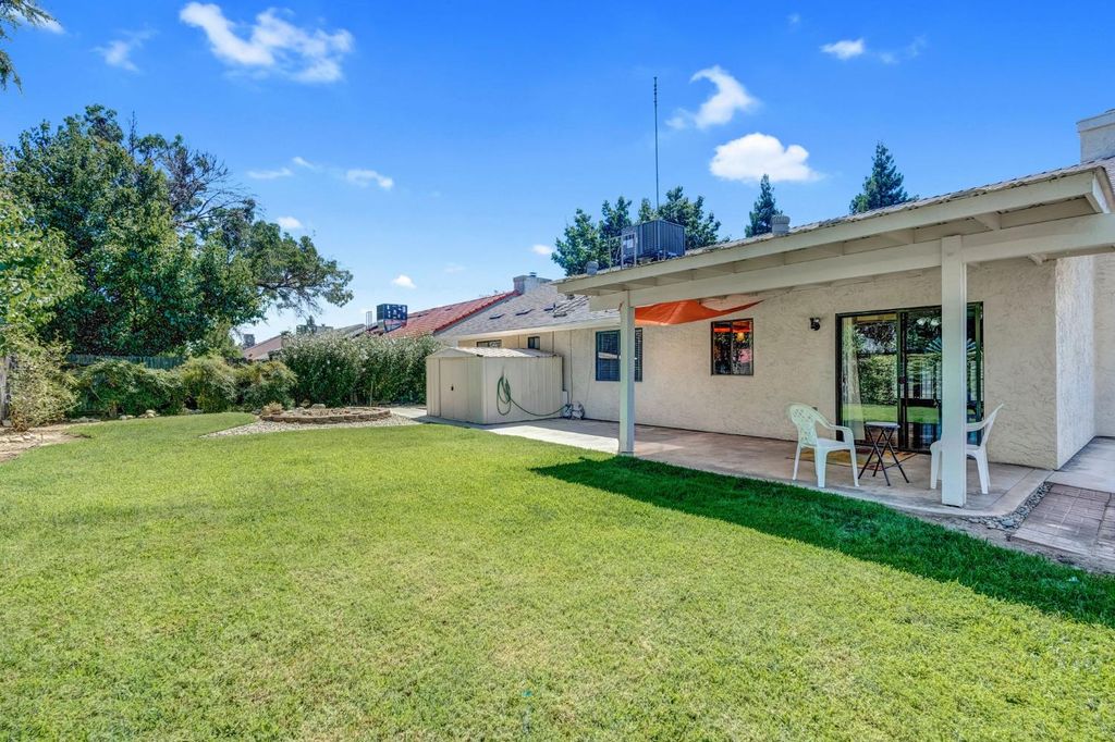 Image 27 of property listing at 689 N Stanford Avenue, Clovis, CA 93611