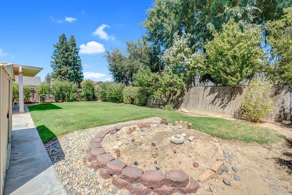 Image 28 of property listing at 689 N Stanford Avenue, Clovis, CA 93611