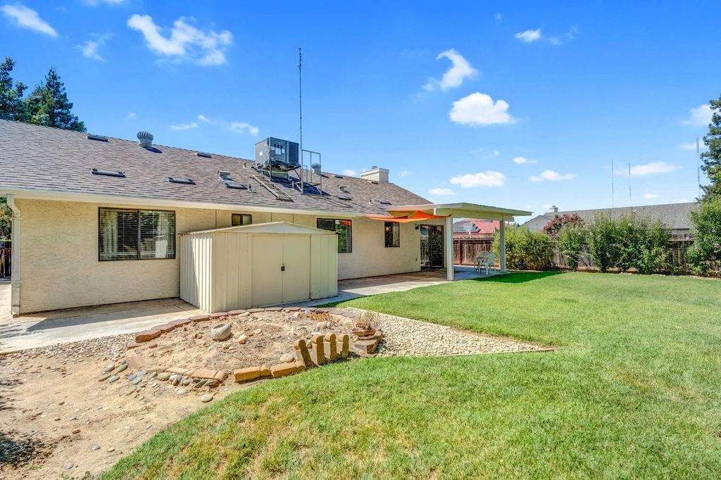Image 29 of property listing at 689 N Stanford Avenue, Clovis, CA 93611