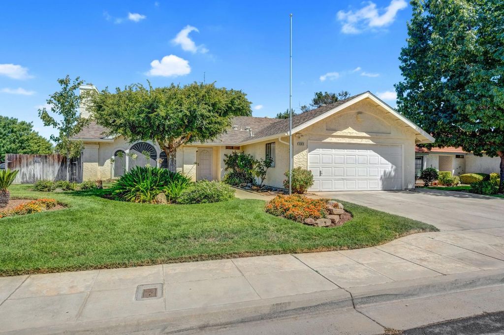 Image 3 of property listing at 689 N Stanford Avenue, Clovis, CA 93611