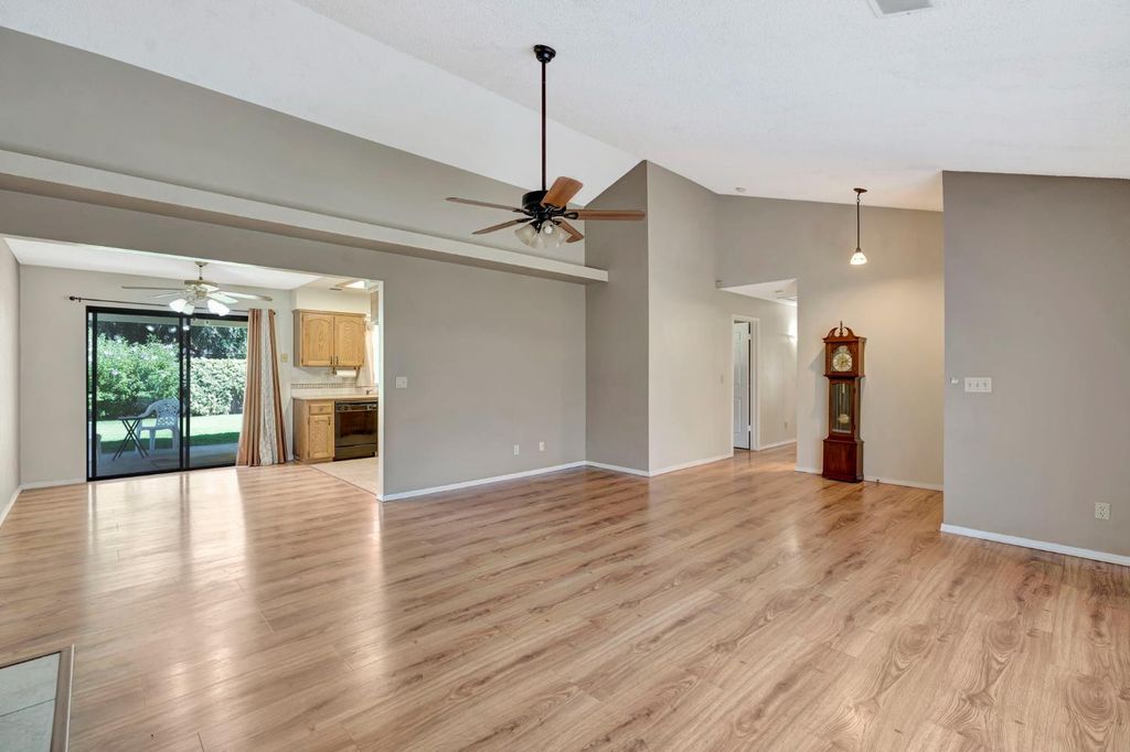 Image 5 of property listing at 689 N Stanford Avenue, Clovis, CA 93611