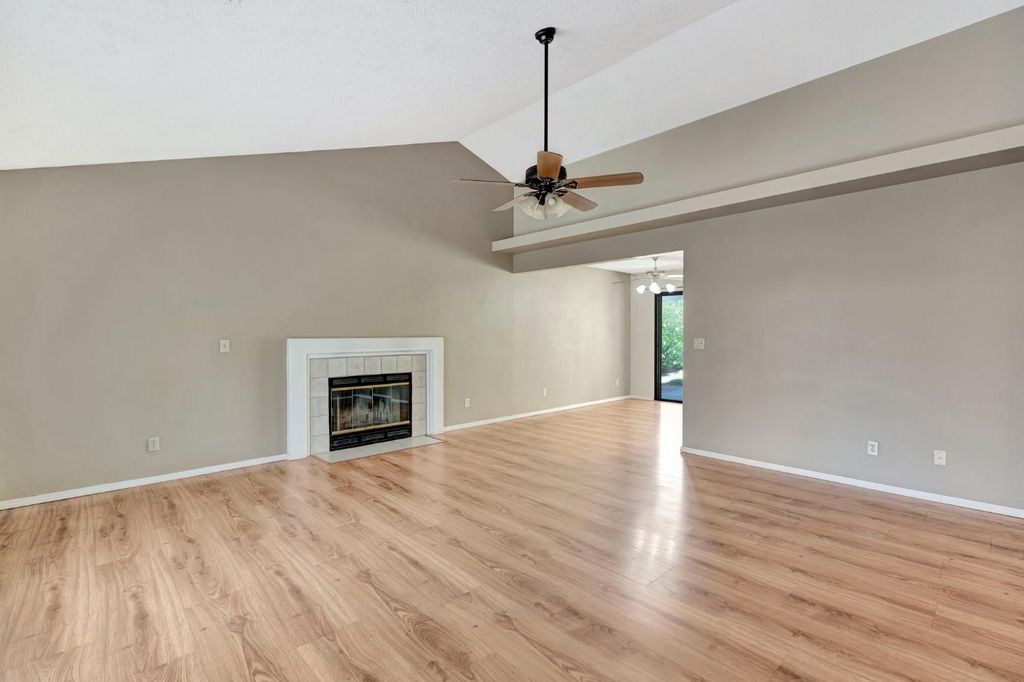 Image 6 of property listing at 689 N Stanford Avenue, Clovis, CA 93611