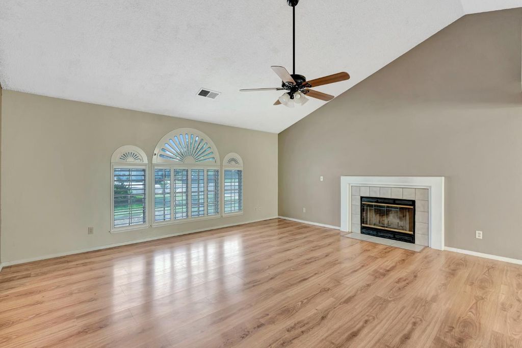 Image 7 of property listing at 689 N Stanford Avenue, Clovis, CA 93611