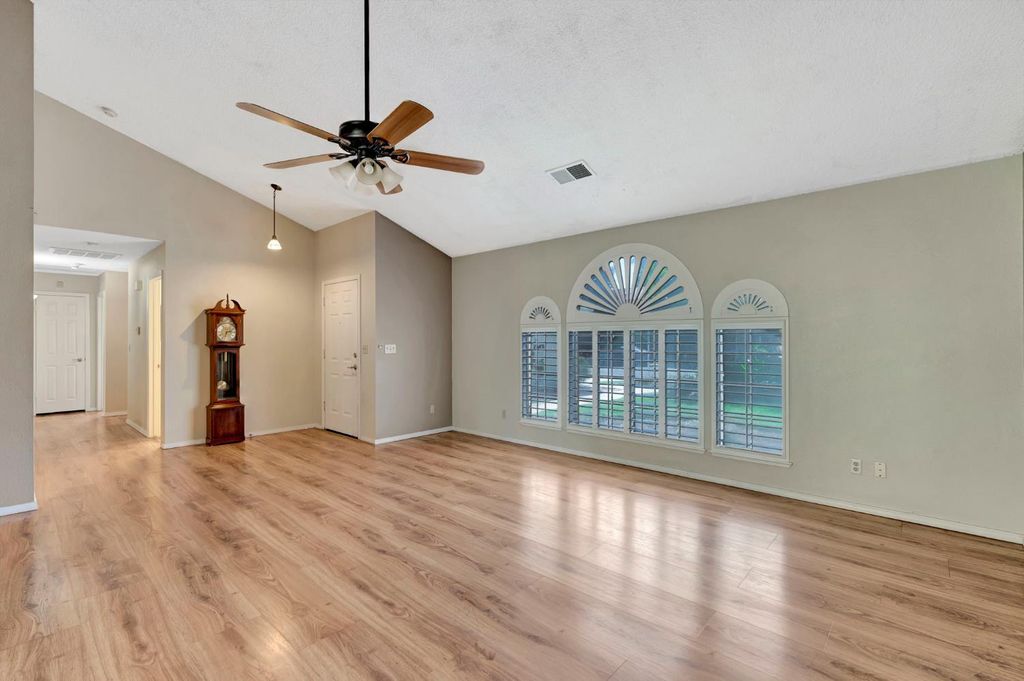 Image 8 of property listing at 689 N Stanford Avenue, Clovis, CA 93611