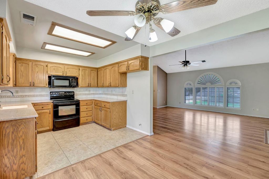 Image 9 of property listing at 689 N Stanford Avenue, Clovis, CA 93611
