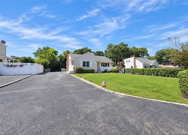 80 Carroll Avenue, Ronkonkoma, NY 11779