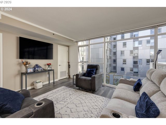 533 Ne HOLLADAY St 409, Portland, OR 97232