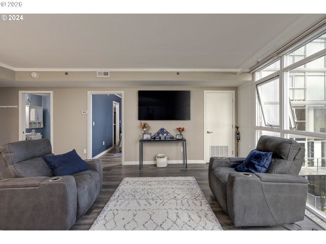 533 Ne HOLLADAY St 409, Portland, OR 97232