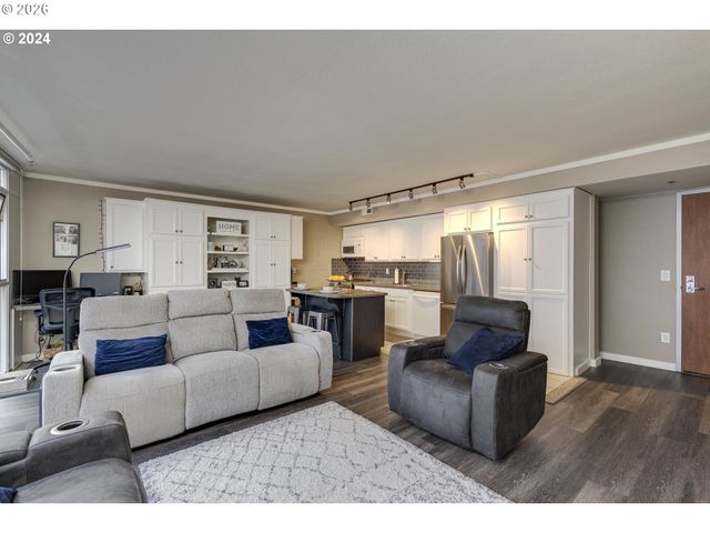 533 Ne HOLLADAY St 409, Portland, OR 97232